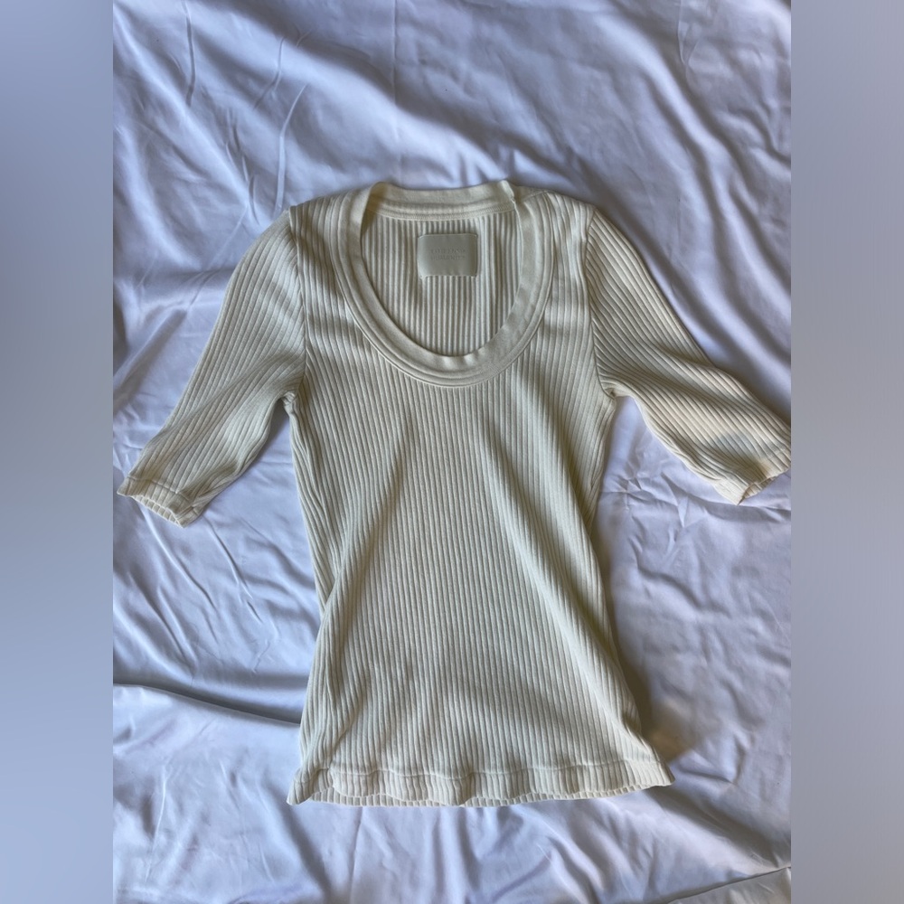 Citizens of Humanity cream ribbed tee with 1/2 length sleeves!